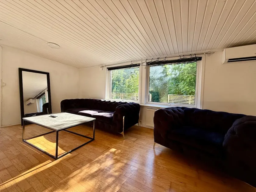 Workers Villa With 5 Bedrooms 2 Bathrooms Free Parking Near Volvo - Image 1