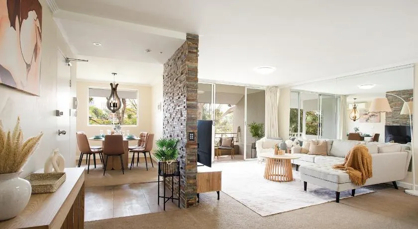 3BR Apartment Near Bondi with Pool and Parking - Image 1
