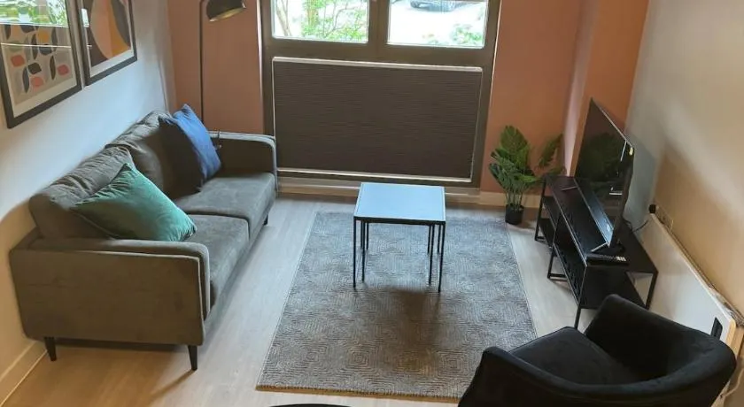 Luxury Apartment in Old Trafford - Image 1