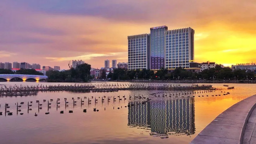 Auspicious Phoenix Hotel - Image 1