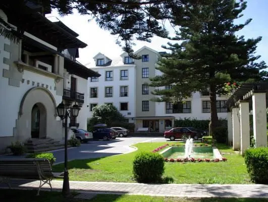 Hotel y Apartamentos Arias - Image 1