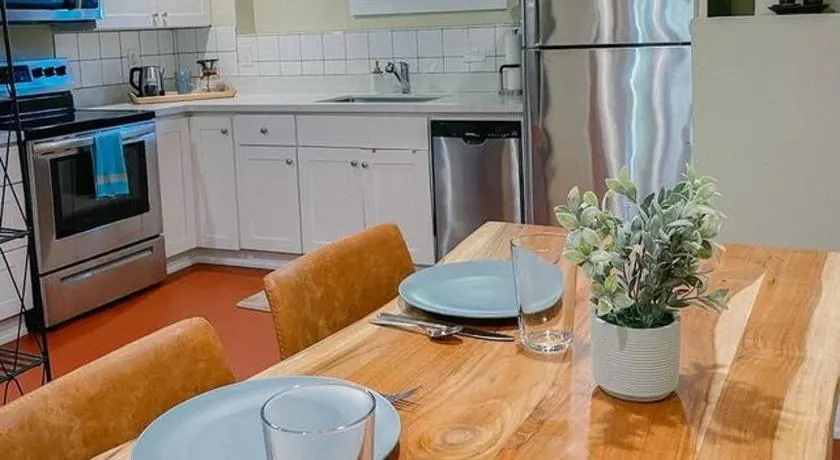 Cozy One Bed Suite in the Heart of Ballard - Image 1