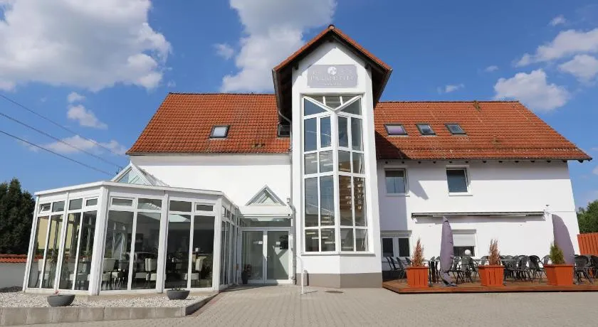 Parkhotel am Schloss Machern - Image 1