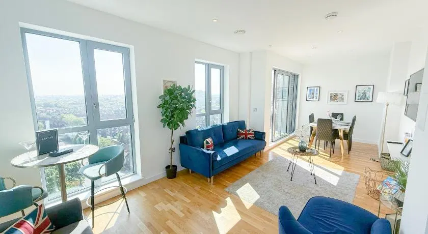 Lux 3-Bedroom Penthouse in Battersea with 3 Private Balconies near Clapham , Nine Elms by Staylio Lo - Image 1