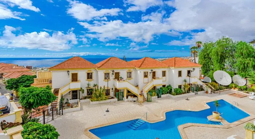 Stylish design w ocean & pool view, King size bed, Wifi,2 Smart Tv, street parking, 2 pools access - Image 1