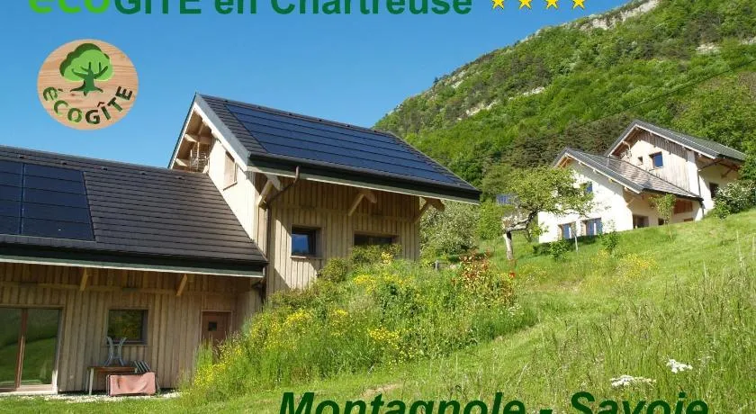 Maison de vacances 'La Grange Aux Ecureuils 6 Pers' avec vue sur montagne, terrasse et jardin privé - Image 1
