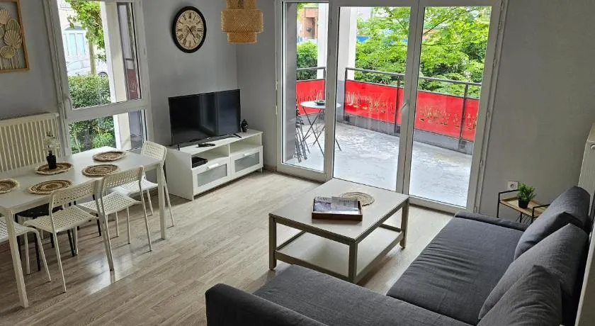 Appartement 2 chambres avec terrasse et garage - Image 1