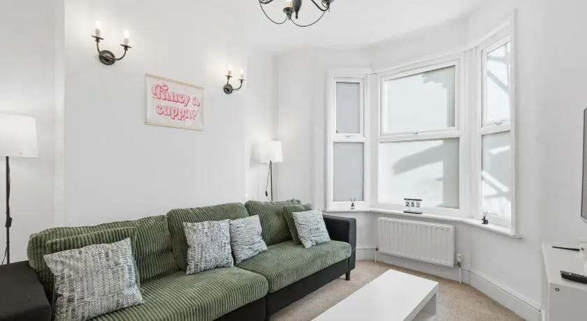 Family-Friendly 3-Bed Home, Sleeps 6, Quiet Area and Parking - Image 1