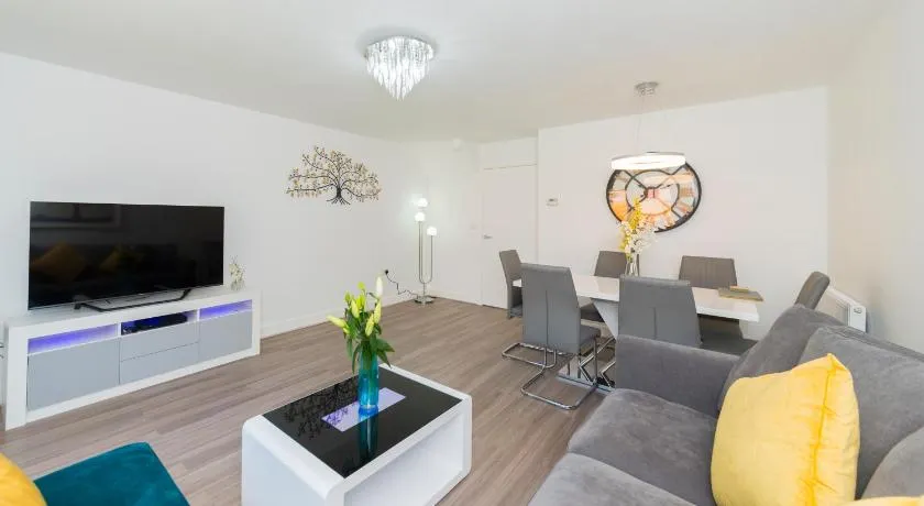 Greenfield Modern 3BR Home - Southcote lane , Reading - Image 1