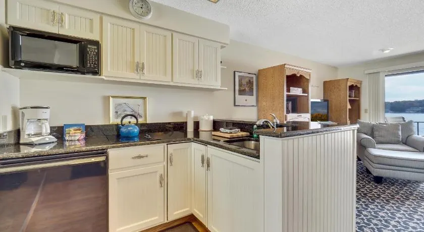 222 Edgewater Inn - Image 1