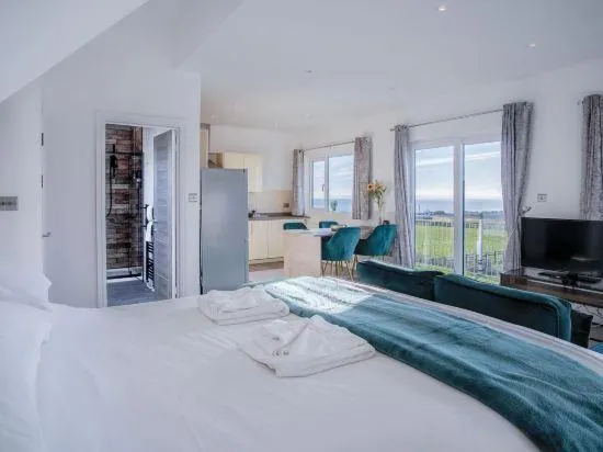 The Penthouse - 1 Bedroom Apartment - Ocean Breeze - Image 1