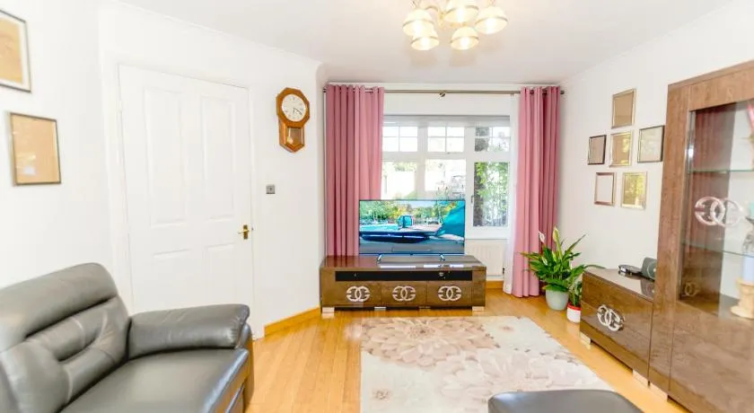 A Riverside Paradise in The City w Garden and Free Parking - A 2 Bed Home in London Sleeps 4! - Image 1