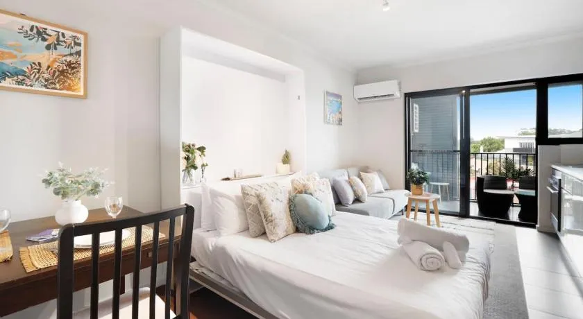 Beautiful Studio with City Views in Randwick - Image 1