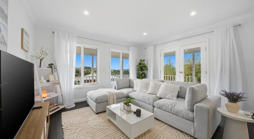 Spacious 4BR Home Near Hobart Airport Perfect for Families - Image 1