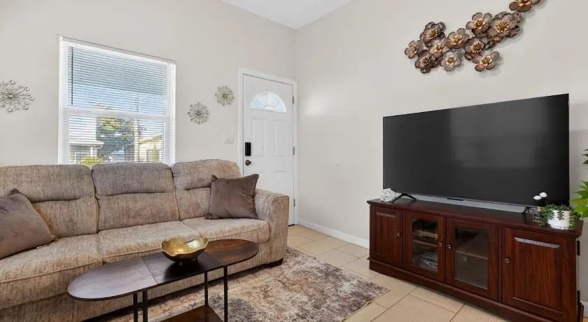 Stylish Home- Mins to St Josephs Hospital & DT - Image 1