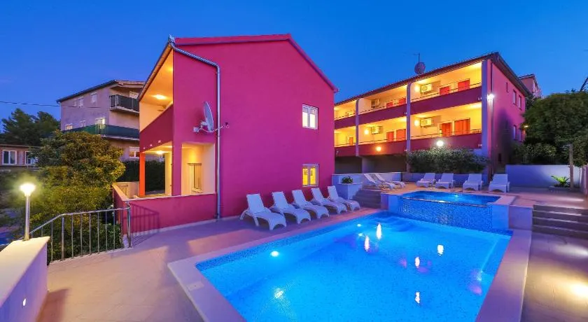 Familienfreundliche Ferienwohnung mit Garten, Pool und Grill | Poolblick | Strand in der Nähe - Image 1