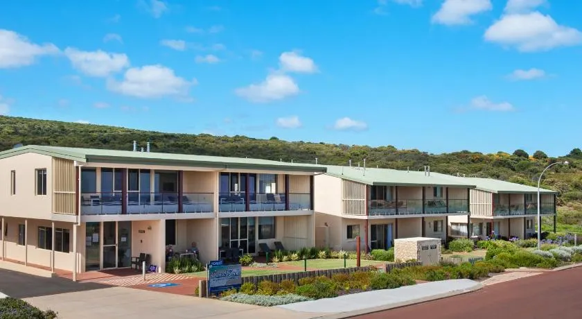 Canal Rocks Beachfront Apartments - Image 1