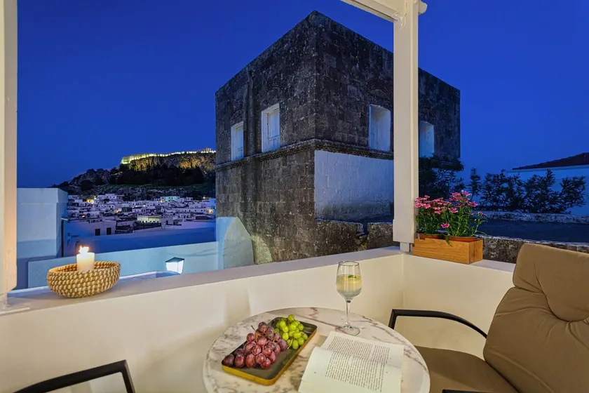 Luxurious and freshly renovated 2-bedroom Villa - Image 1
