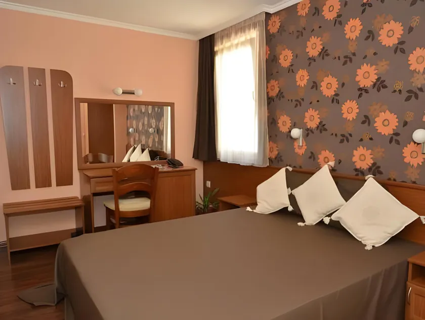 Vesta Hotel - Image 1