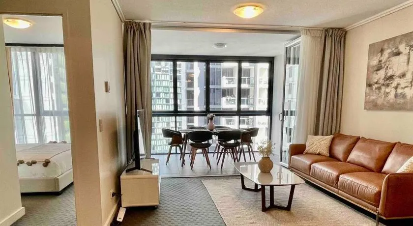 Luxury City Center King Bed Apartment and Study - Image 1