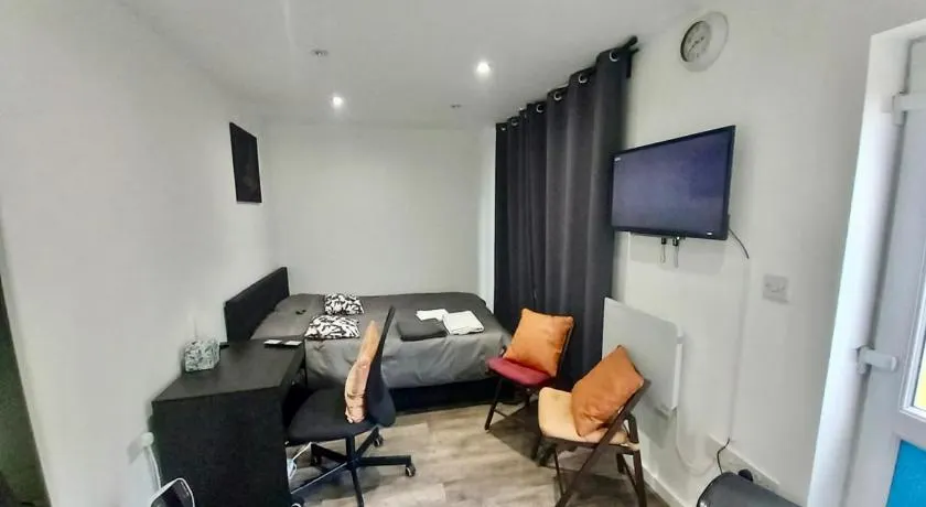 Cosy B1 Studio Apartment - Image 1