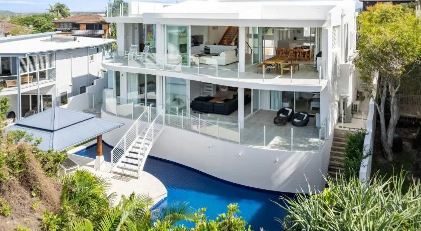 Summer Hillside Retreat - Image 1
