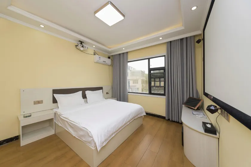Zijingge Film and Television Theme Hotel (Railway Station Branch) - Image 1