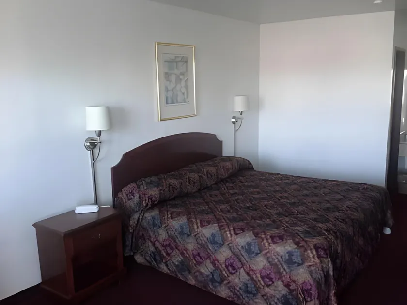 Economy Inn of Holland - Image 1