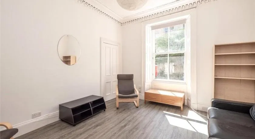 Spacious city center main door 3 bedrooms flat - Image 1