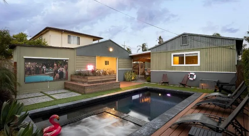SoCal Living w/ Pool, hot tub and movie theater - Image 1