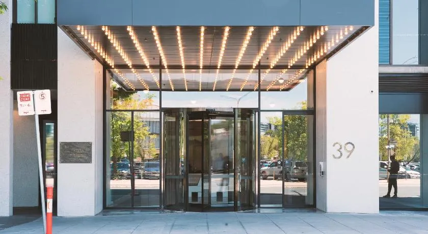 Patio Mt view 1BR apt in CBD near ANU and museum with free parking and WiFi - Image 1