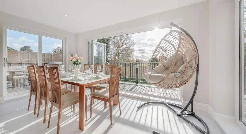 Luxury new build 5-Bed Bungalow-Long Stay Offer - Image 1