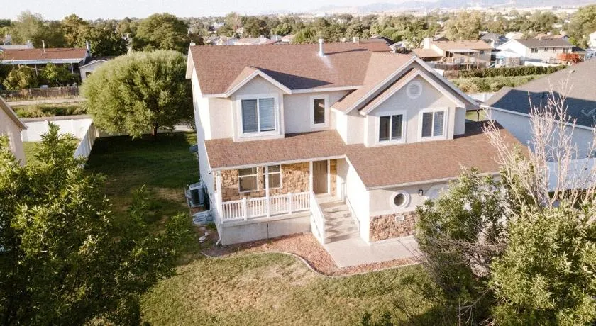 Family Retreat Near SLC Airport 6 BR 3 Bath - Image 1