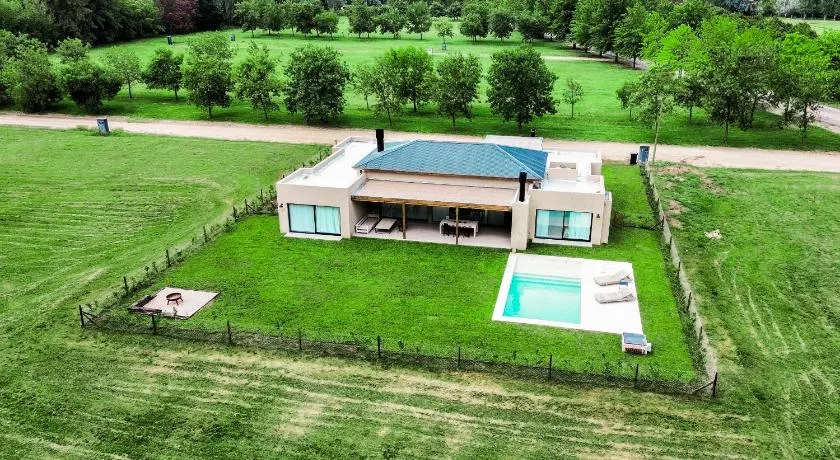 RentUp - Retiro de lujo Casa moderna con jardin y piscina en Pilar - Image 1