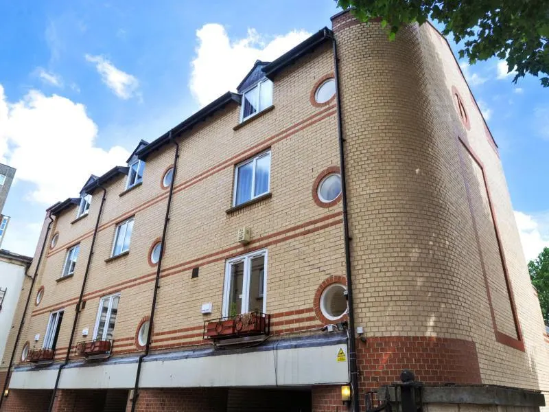 Access Maida Vale North - Image 1