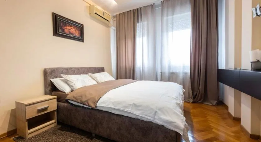ARENA- One bedroom apartment-public FREE parking in front of building - Image 1