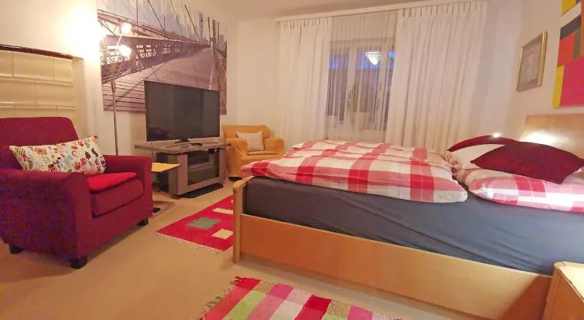 70qm 3-Zimmer Apartment am Tauernradweg in Hallein bei Salzburg, nahe Berchtesgaden, Roßfeld, Kehlsteinhaus, Obersalzberg, Watzmann, Schönau am Königsee, Fuschlsee, Schloss Hellbrunn, Burg Hohen Salzburg, Burg Hohen Werfen # Accommodation OC45, Chalet MH - Image 1