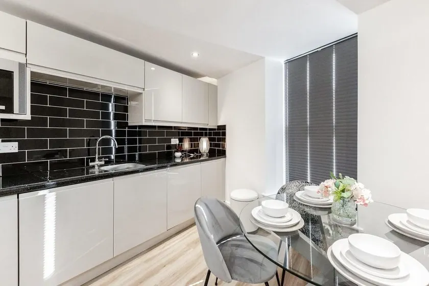 Victoria Apt | 2 bedroom Parking Wi-Fi | Cozy Pads - Image 1