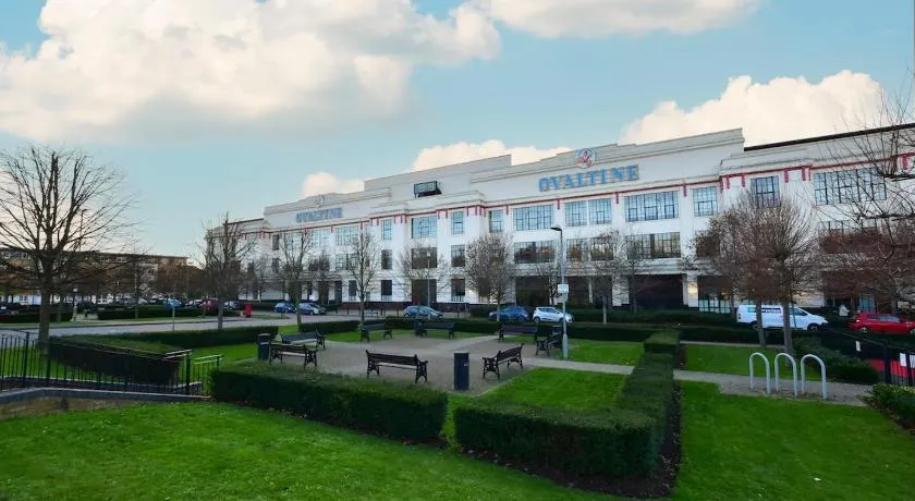 Luxury 2 bed canal side apartment near Kings Langley station & Warner Brother Studios - Image 1