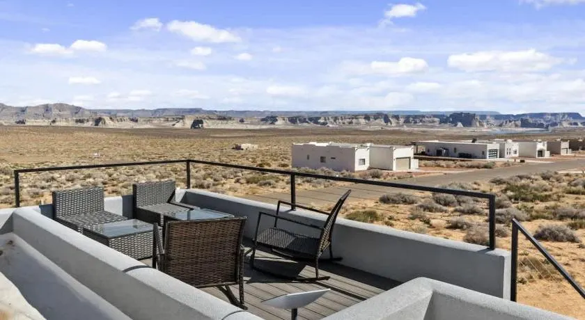 Stargazer - Rooftop Deck Hot Tub and Telescope - Image 1