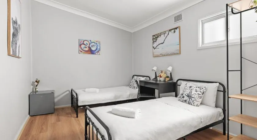 Budget Twin Room in Belmore - Convenient Stay Near Shops - Shared Bathroom - Image 1