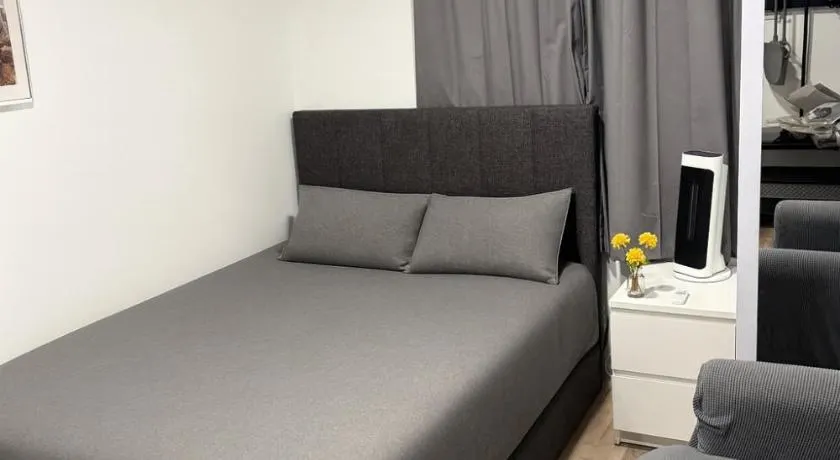 Stylish Modern Gatwick Studio, Free Parking, Free WiFi - Image 1