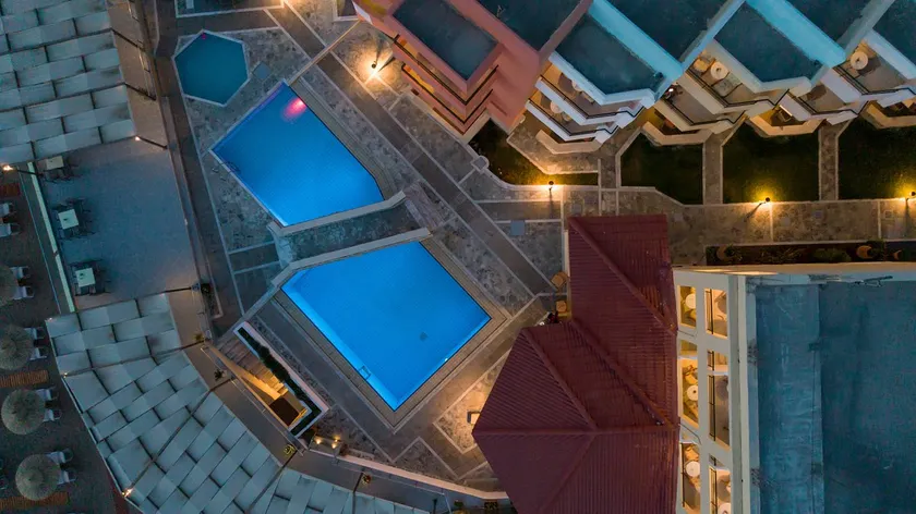 DEDALOS BEACH HOTEL - Image 1