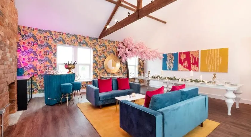 Innvigour Bespoke House with Free Parking for 3 Cars - Image 1
