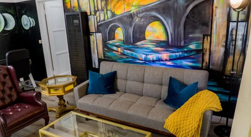 Artful Retreat - King Bed, Work Desk, WIFI, Unique Murals, Perfect for Business Travelers, Downtown & Near Universal Studios - Image 1