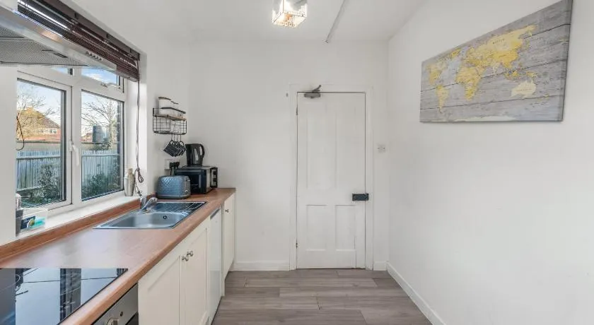 Ground floor apartment close to the train station and town centre - By ShireStays - Image 1