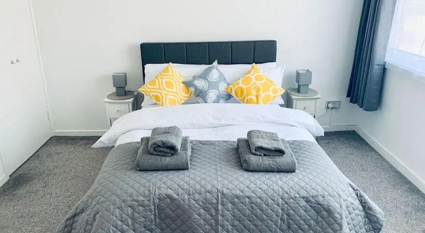 Aylesbury Apartment for Contractors and Holidays - FREE Parking for cars and vans - Image 1