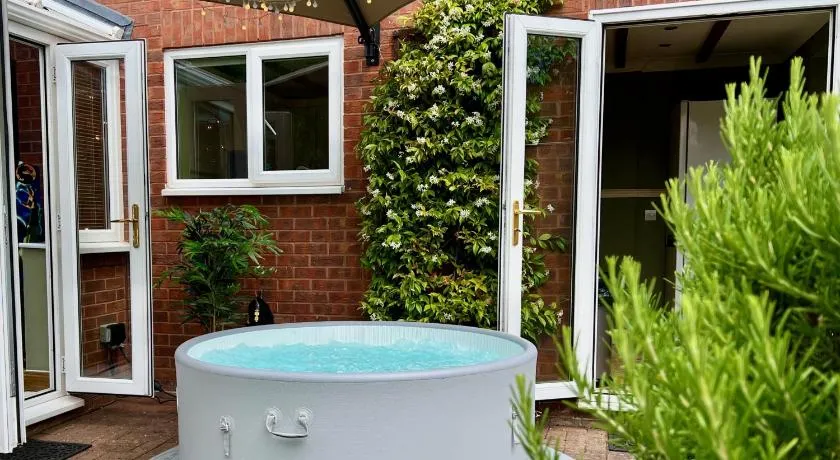Sleeps 8-10 Cotswold Home with Hot Tub & Parking - Image 1