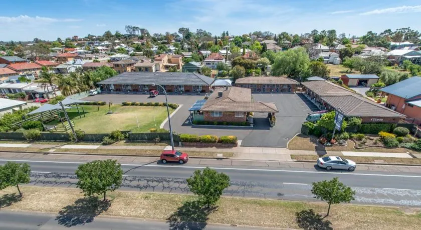 Cadman Motor Inn and Apartments - Image 1