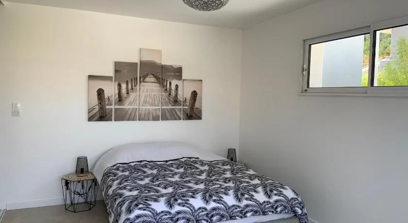 Chambre indépendante avec terrasse, parking et petit jardinet - Image 1